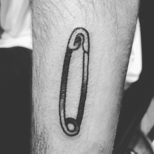 Lil safety pin for Lorna today. #smokemdead #steadfasttattoo #walkin
.
.
.
.
.
((¥))
#tattoos #btattooing #blackworkerssubmission #iblackwork #blackwork #blackworkers #inkstinctsubmission #blacktraditionals #BLACKTATTOOMAG #blxckink #tttism #TTTpublishing #greatattoo #blackflashwork #TattooLife #darkartists #blackworkershero #wiilsubmission #dot.work.ink #traditionaltattoo #onlythedarkest